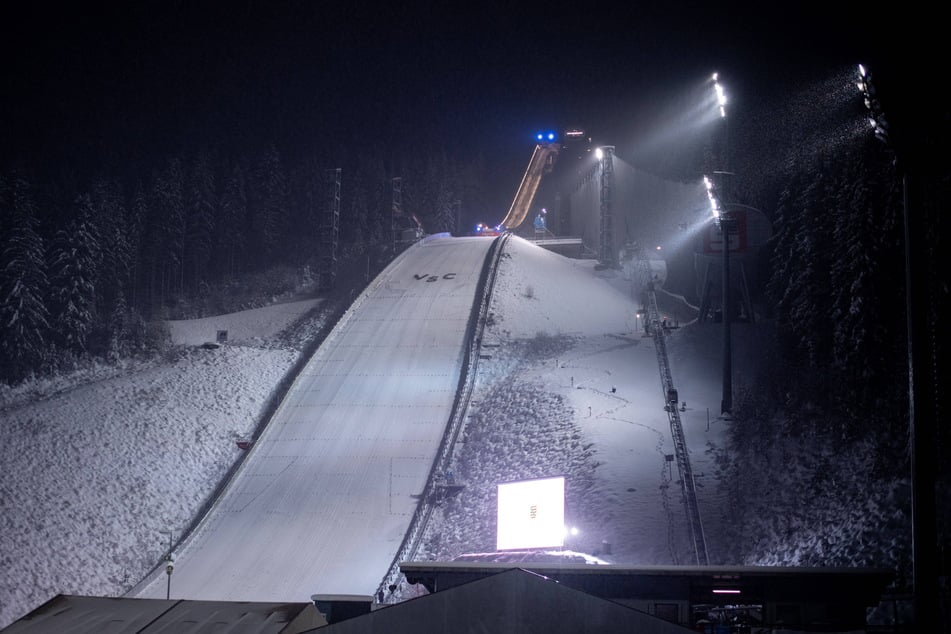 Im Dezember 2025 wird die Großschanze in der Vogtland Arena 20 Jahre alt. Zum Jubiläum wird es auch wieder einen Skispring-Weltcup geben, da sich Klingenthal und Titisee-Neustadt immer abwechseln. In dieser Saison sind die Schwarzwälder an der Reihe.