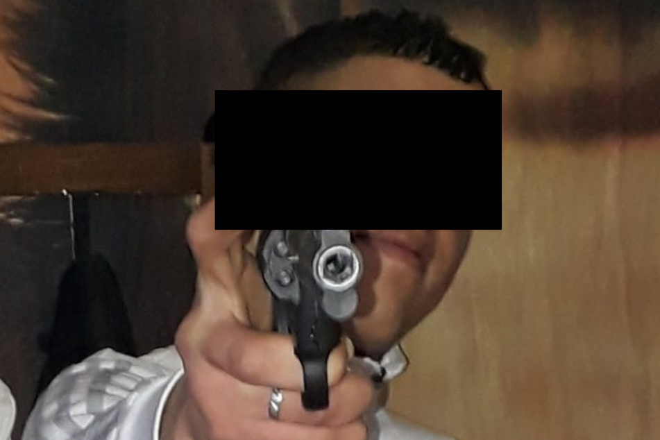 Im Internet posiert der Macheten-Mann gern mit Waffen.