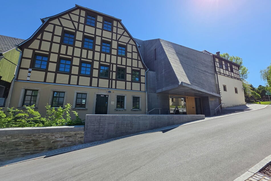 Die Fassade des Erlebnismuseums im vogtländischen Adorf ist einer Muschel nachempfunden.