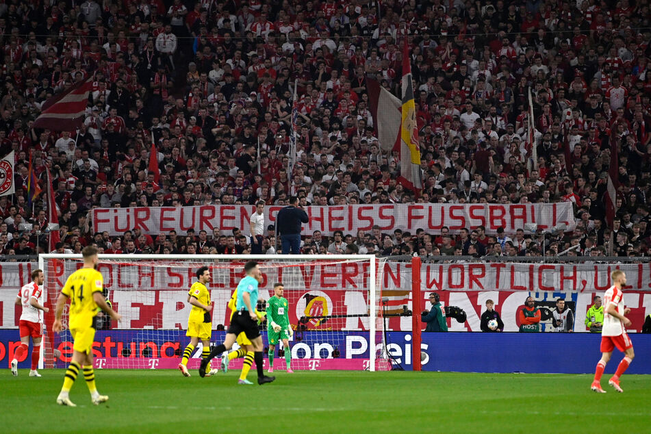Mit diesem Banner reagierten die Münchner Fans auf die Aussagen ihres Ehrenpräsidenten.