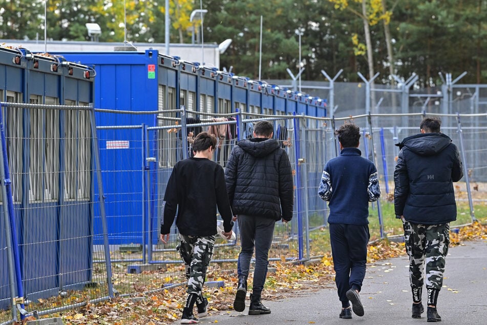 Abgelehnte Asylbewerber sollen fortan in einem gesicherten Abschiebezentrum untergebracht werden, damit sie vor der Abschiebung nicht untertauchen.