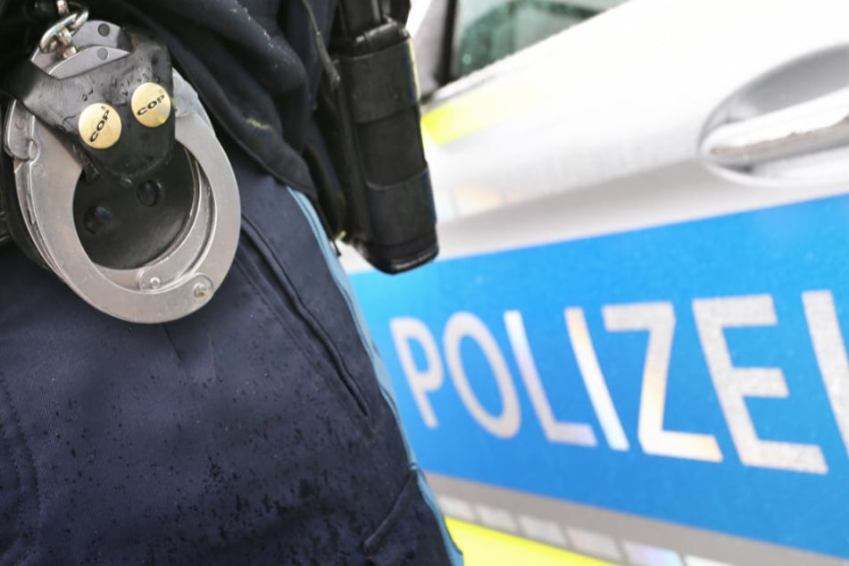 Bei einem Einsatz hat ein Polizist seine Dienstwaffe ziehen müssen, um einen Fahrer zum Halten zu bewegen. (Symbolbild)