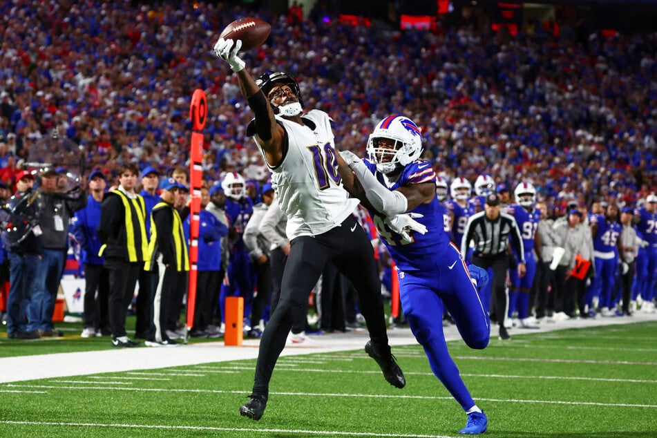 De Ravens (l.) werden tot kort voor het einde van de wedstrijd nog als zekere winnaars beschouwd. Maar toen gooiden de Bills er een paar kolen in het vuur en keerden de wedstrijd.