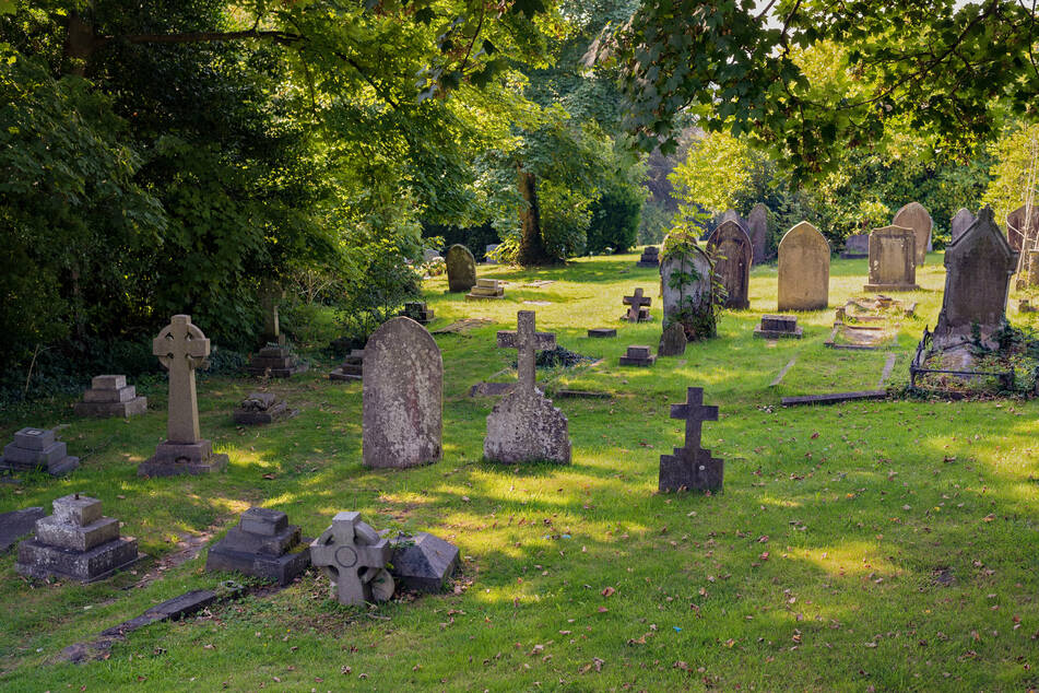 Der Friedhof bekam bei der Prügelei einiges ab. Letztlich halfen die Angehörigen der Verstorbenen dabei, das Chaos wieder aufzuräumen. (Symbolbild)