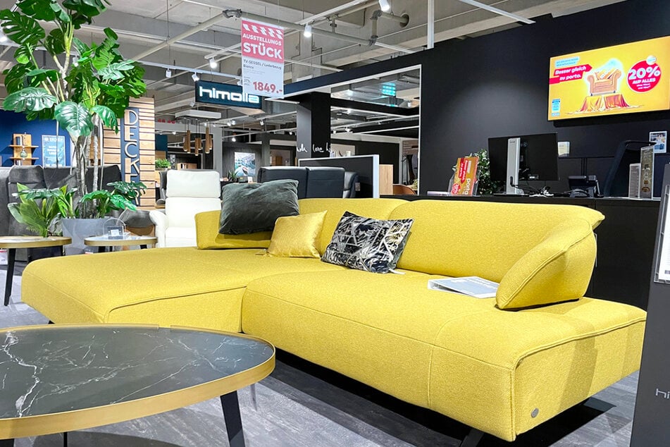 Am Sonntag (13.10.) gibt's bei porta Neuwied u. a. moderne Sofas in knalligen Farben super günstig.