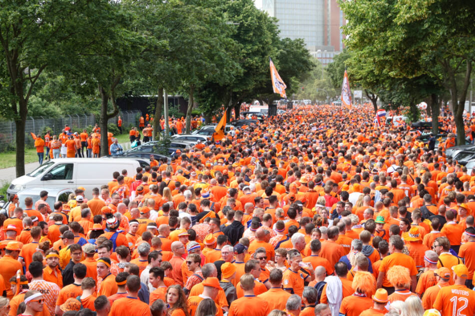 Rund 40.000 Niederländer tauchten am Sonntag Hamburg in ein oranges Meer.