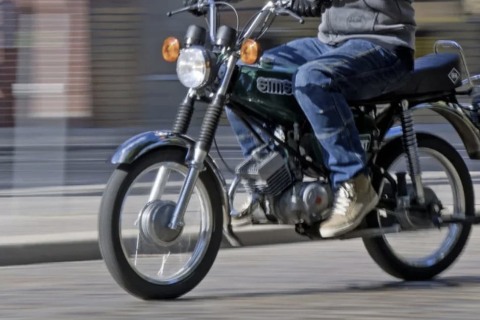 Der junge Mopedfahrer verletzte sich schwer. (Symbolfoto)