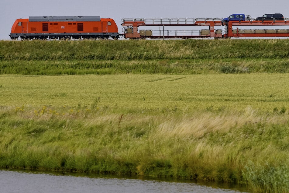 Der Zugverkehr über den Hindenburgdamm ist derzeit eingeschränkt.