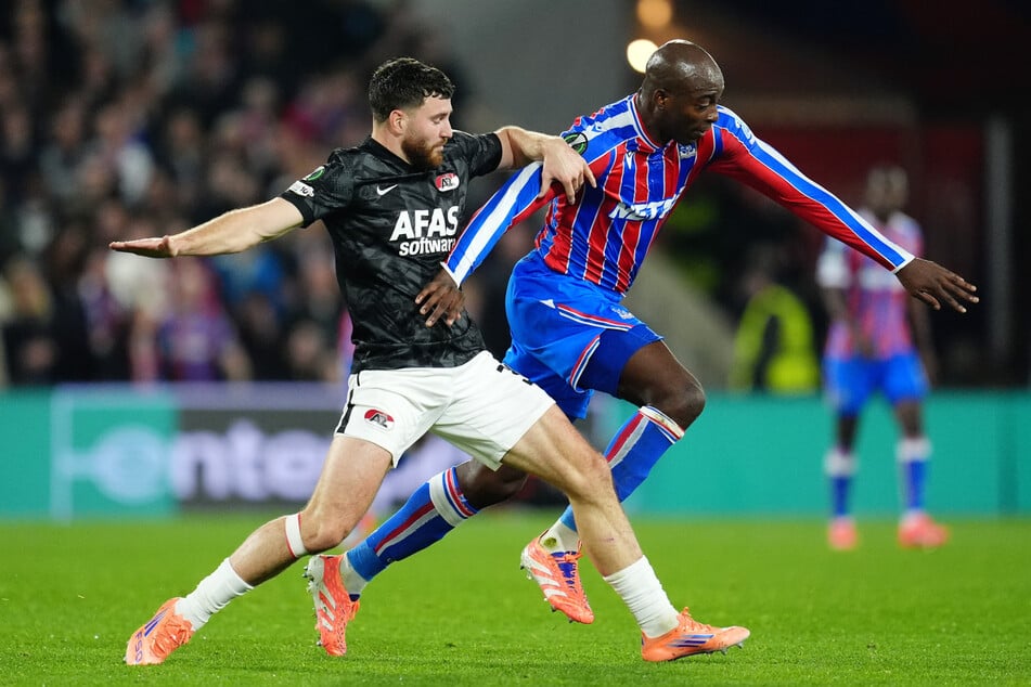 Mees de Wit (l.) im Zweikampf mit Crystal Palaces Jean-Philippe Mateta: Alkmaar hatte bei den Engländern am dritten Spieltag der Conference League mit 1:3 verloren.