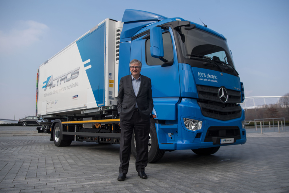 Martin Daum, Vorstandsmitglied der Daimler AG und Leiter Daimler Trucks & Buses, vor einem Elektro-Lastwagen eActros. (Archiv)