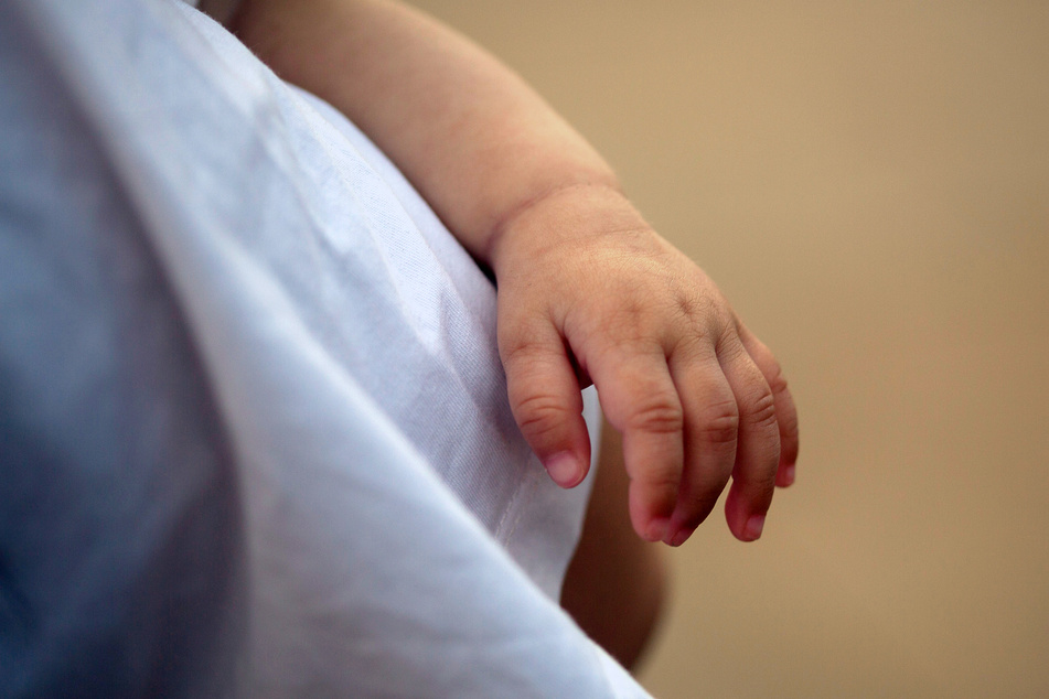 Ein Workaholic-Paar hat seine drei Monate alte Tochter zur Adoption freigegeben. (Symbolbild)