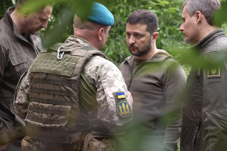 Der ukrainische Präsident Wolodymyr Selenskyj (45) möchte die Marineinfanterie um neue Brigaden erweitern. Dies erklärte der 45-Jährige nach einem Besuch an der Front.