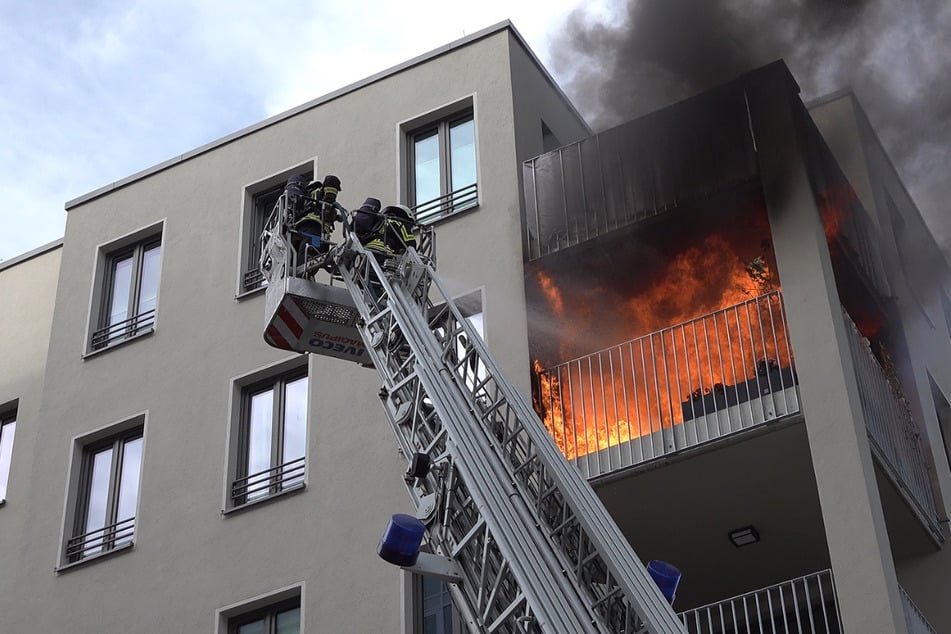 Leipzig: Feuerwehr im Großeinsatz: Heftiger Balkonbrand im Süden von Leipzig