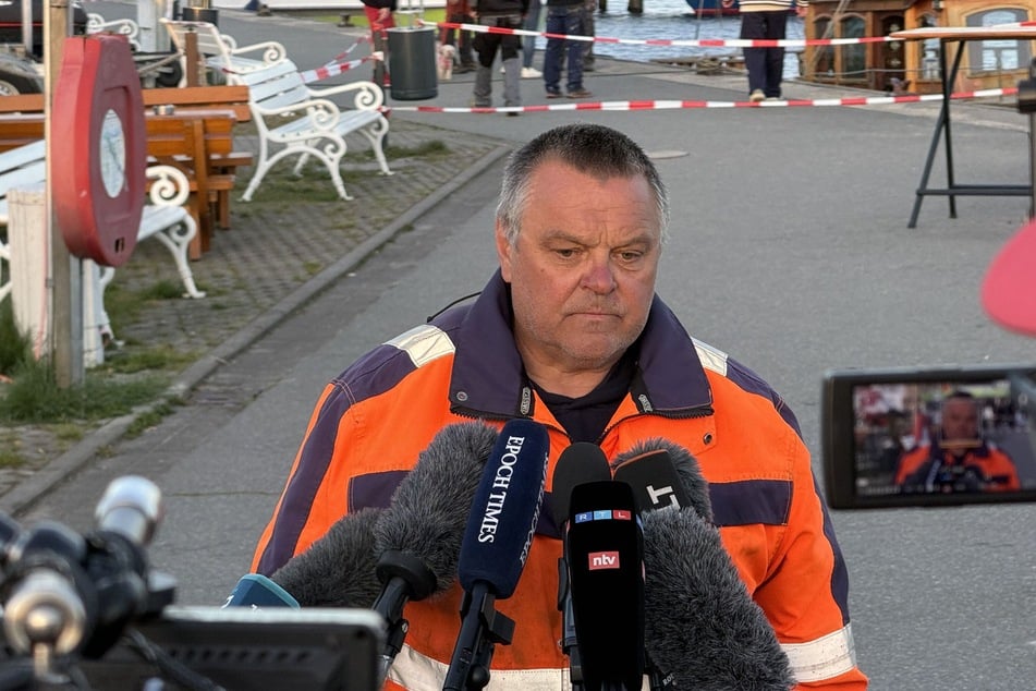 Chef-Taucher Fred Babbel erklärt das weitere Vorgehen.