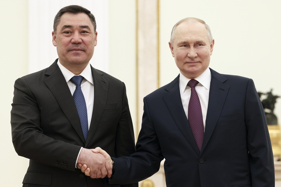 Wladimir Putin (70), Präsident von Russland, und Sadyr Japarow (54), Präsident von Kirgistan