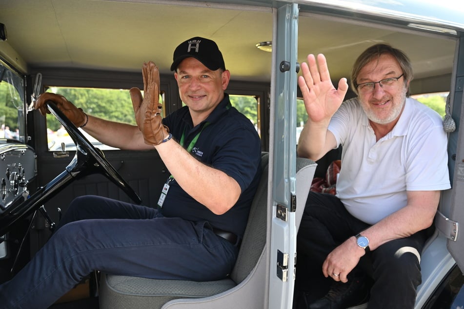 Fahrer Thomas Stebich (52) und TAG24-Redakteur Bernd Rippert grüßten vor der Abfahrt.