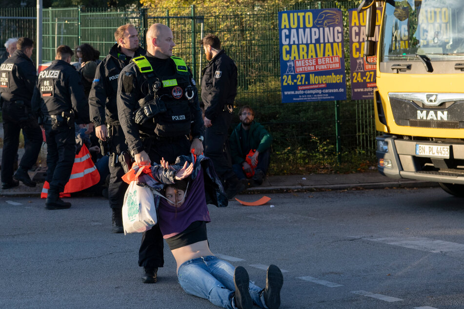 Der Angeklagte setzte sich im Februar dieses Jahres mit elf weiteren Aktivisten der Gruppe "Aufstand der letzten Generation" im Bereich der Zufahrt zur Autobahn A100 im Bereich der Anschlussstelle Beusselstraße in Berlin-Moabit auf die Fahrbahn.