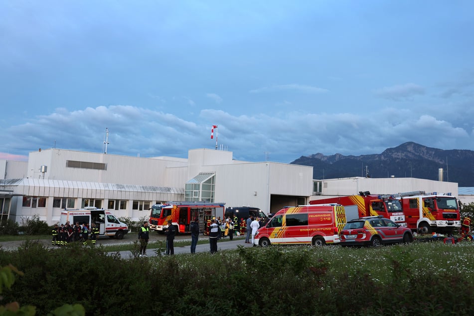 Einsatzkräfte der Feuerwehr stehen vor dem Unfallklinikum Murnau. Weil zunächst unklar war, ob es sich um eine gefährliche Substanz handelte, wurde die Notaufnahme abgeriegelt.