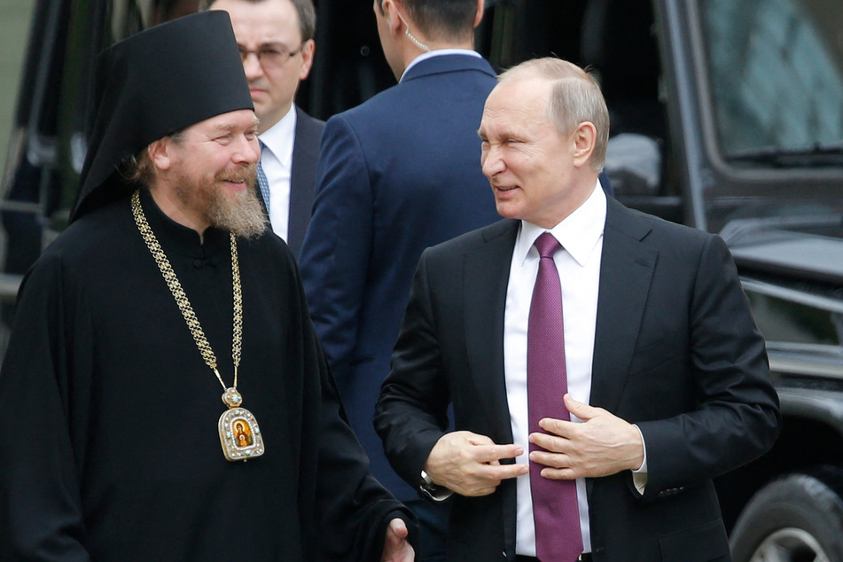 Wladimir Putin und Metropolit Tichon besichtigen ein Kloster. (Archivbild)