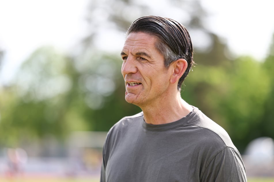 Versucht sich heute als Pokal-"Angler", fischt Kugeln: Deniz Aytekin (48).