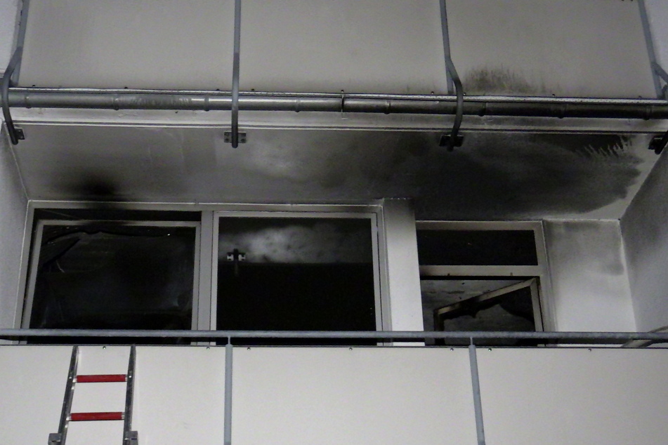 Die Brandwohnung in der ersten Etage ist nicht mehr bewohnbar. Eine Brandursache konnte noch nicht festgestellt werden.