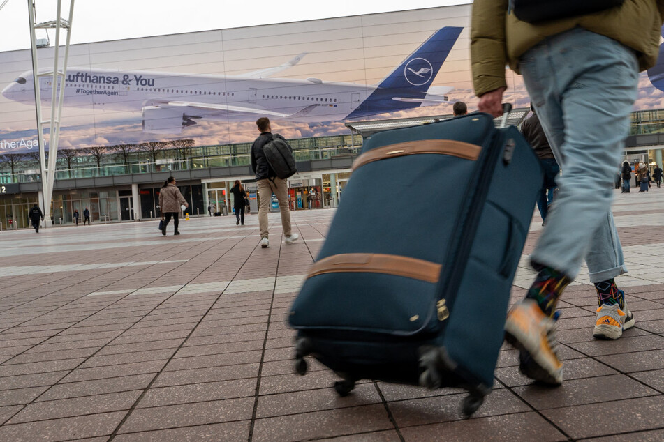 "Sicher kein Alltag": Der Zoll am Münchner Flughafen hat bei einem Mann 10.000 Zigaretten entdeckt. (Symbolbild)