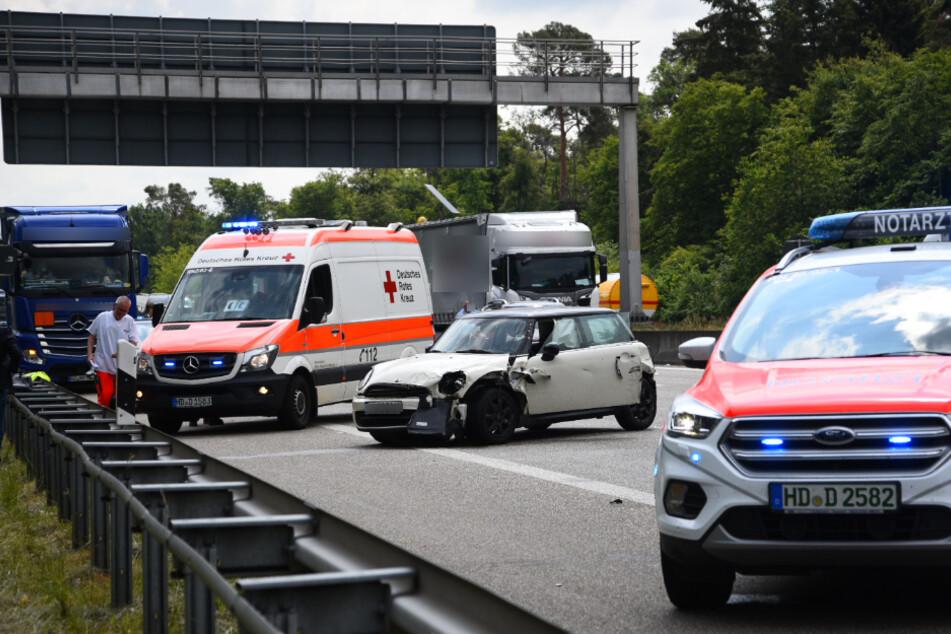Mini schleudert über die Autobahn und rammt drei Fahrzeuge
