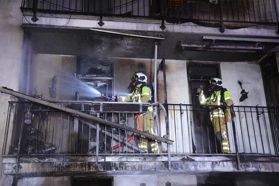 Die Fassade sowie Balkone wurden durch den Brand schwer in Mitleidenschaft gezogen.