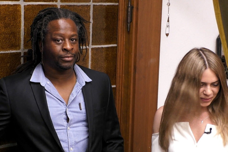 Mola Adebisi (48) und seine Freundin Adelina Zilai (33) mussten das "Sommerhaus der Stars" in der sechsten Folge verlassen.