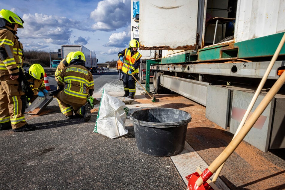 Zahlreiche Einsatzkräfte waren auf der A17 zwischen Pirna und Heidenau vor Ort.