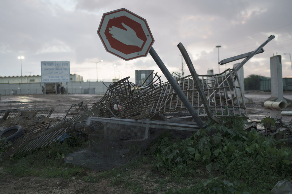 Ein beschädigter Zaun und ein Stoppschild infolge des Hamas-Angriffs auf Israel am 7. Oktober vor dem Grenzübergang Erez an der Grenze zwischen Israel und dem Gazastreifen.