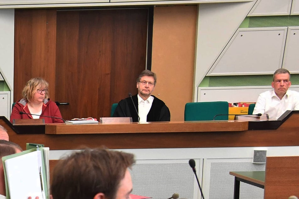 Der vorsitzende Richter sah es als erwiesen an, dass alle vier Beschuldigten an der Tat beteiligt gewesen sind.