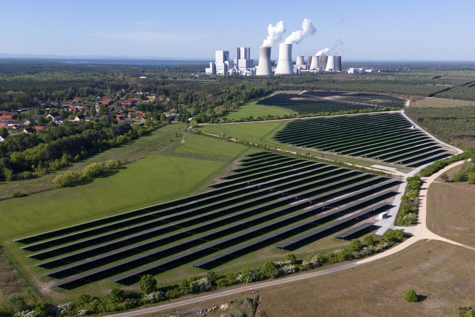 Noch sichert das Braunkohlekraftwerk in Boxdorf die Stromversorgung, das soll sich aber mit der Hilfe von Projekten, wie dem neuen Solarpark, in Zukunft ändern.