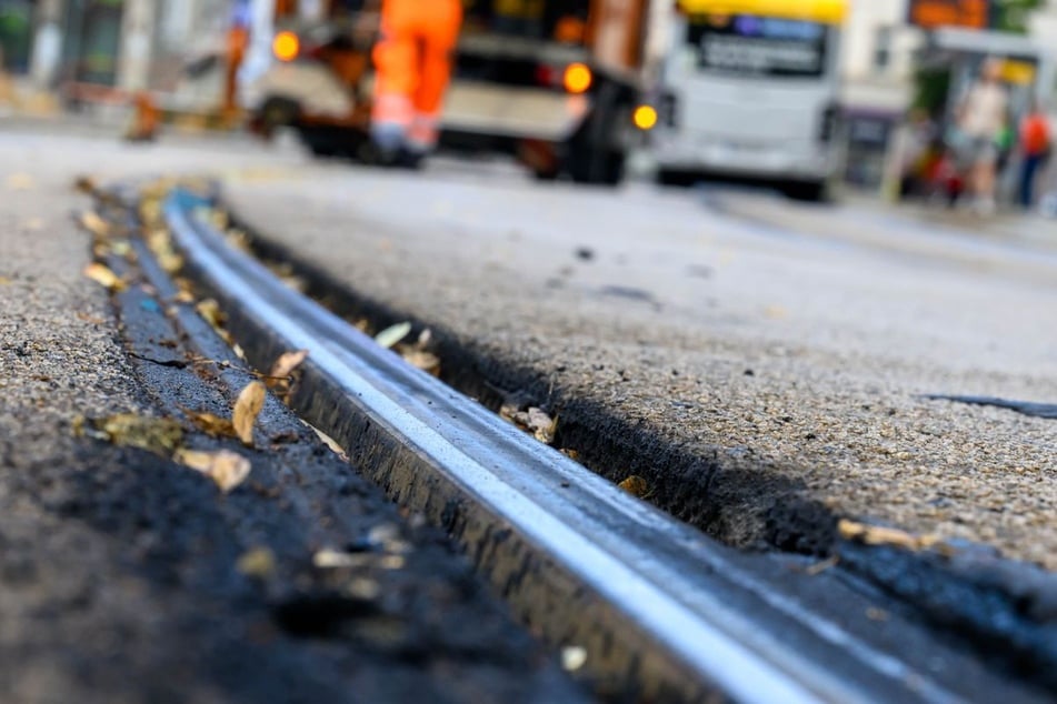 Nach den gravierenden Hitzeschäden sollen von diesem Donnerstag an alle Straßenbahnen in Leipzig wieder im Rahmen des Baustellen-Sommerfahrplans fahren.