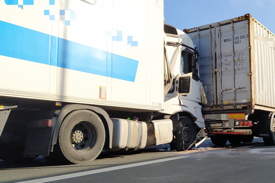Durch die Wucht des Unfalls auf der A3 in Bayern wurde die Fahrerkabine des Unfallverursachers erheblich beschädigt.