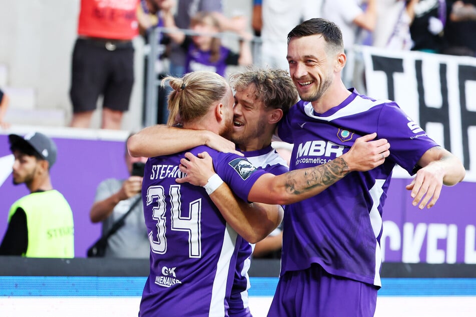 Freude bei Aue nach dem 2:0 durch Marvin Stefaniak (l.).