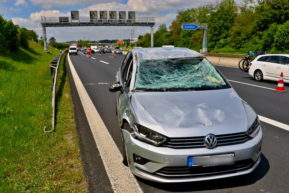 Der stark beschädigte VW musste abgeschleppt werden.