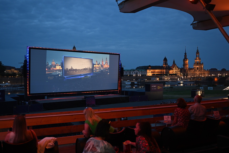 Freiluft-Kino an der Elbe: Die Filmnächte sind bei Dresdnern und Touristen beliebt.