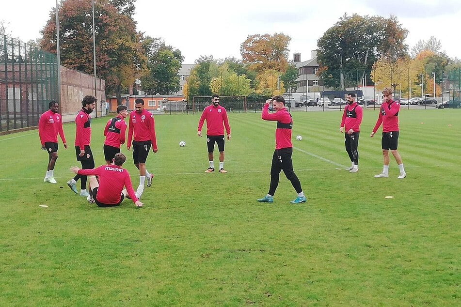 Gute Laune am Freitag im Training. Tolga (2.v.r.) und Tolcay Cigerci (4.v.r.) machen Spaß.