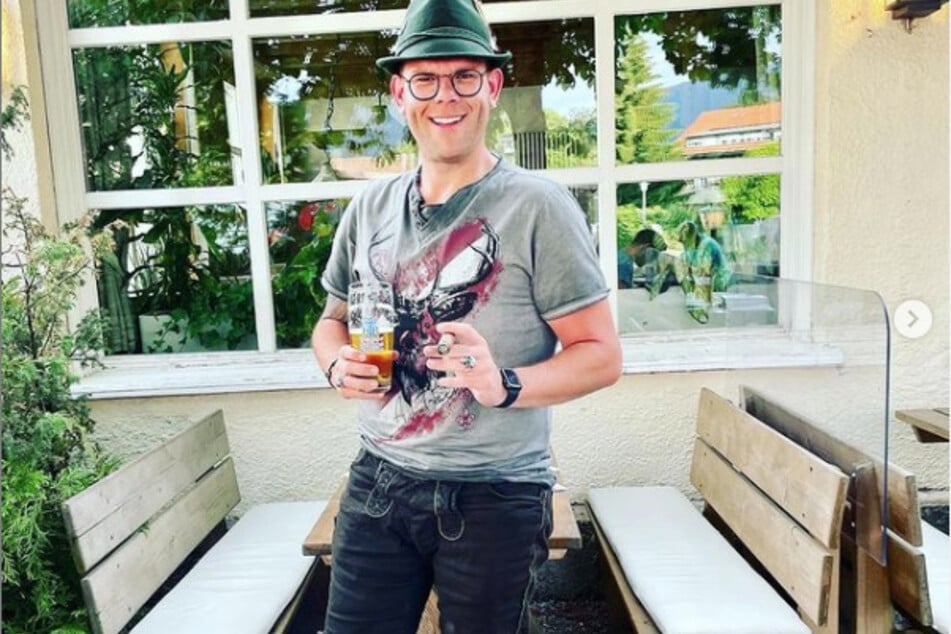 Dennis Schick (33) startete gut gelaunt vom Tegernsee aus - mit Weizenbier und Zigarre - in sein Wander-Abenteuer.