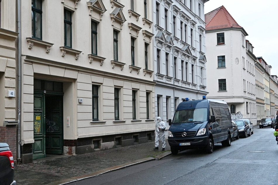 Im Leipziger Stadtteil Lindenau wurde am Dienstag die Leiche einer Frau (†43) in ihrer Wohnung gefunden.