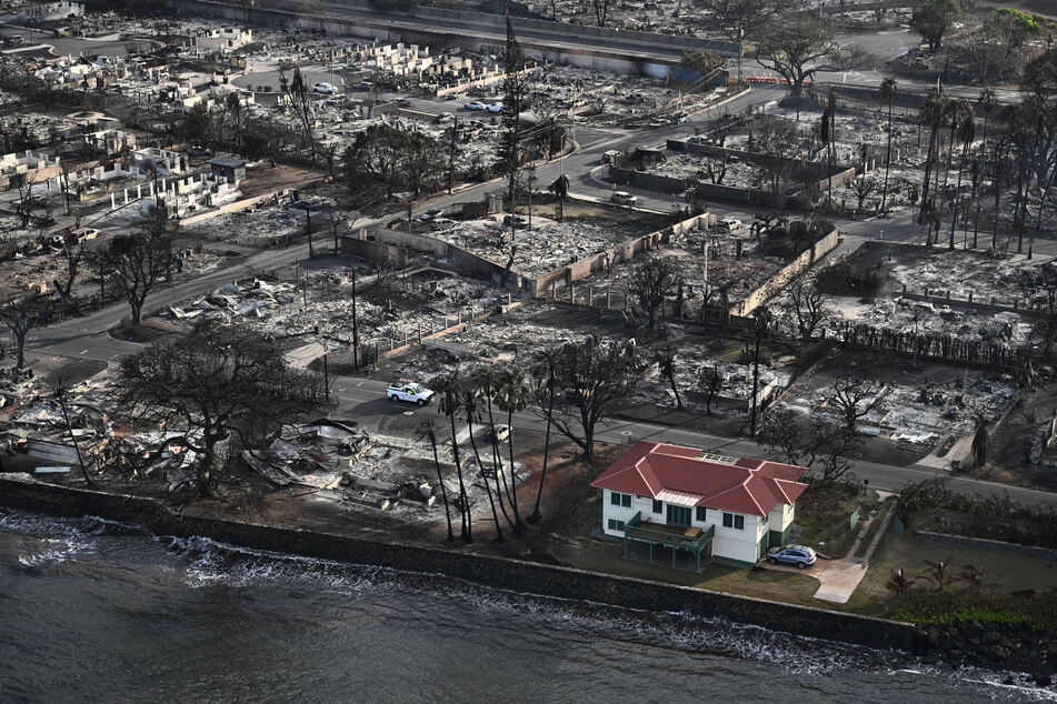 Es gleicht einem Wunder: Luftaufnahmen zeigen, wie ein Haus, umringt von vom Feuer zerstörten Grundstücken, vollkommen unbeschadet blieb.