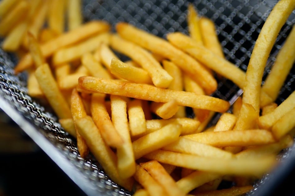 Vorsicht, rutschig! Ausgelaufenes Frittierfett sorgt für Gefahr auf Straße