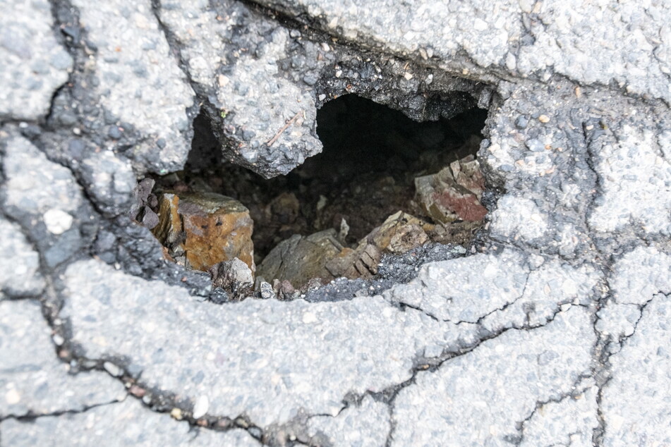 In der Glösaer Straße hat sich ein Loch im Asphalt aufgetan.