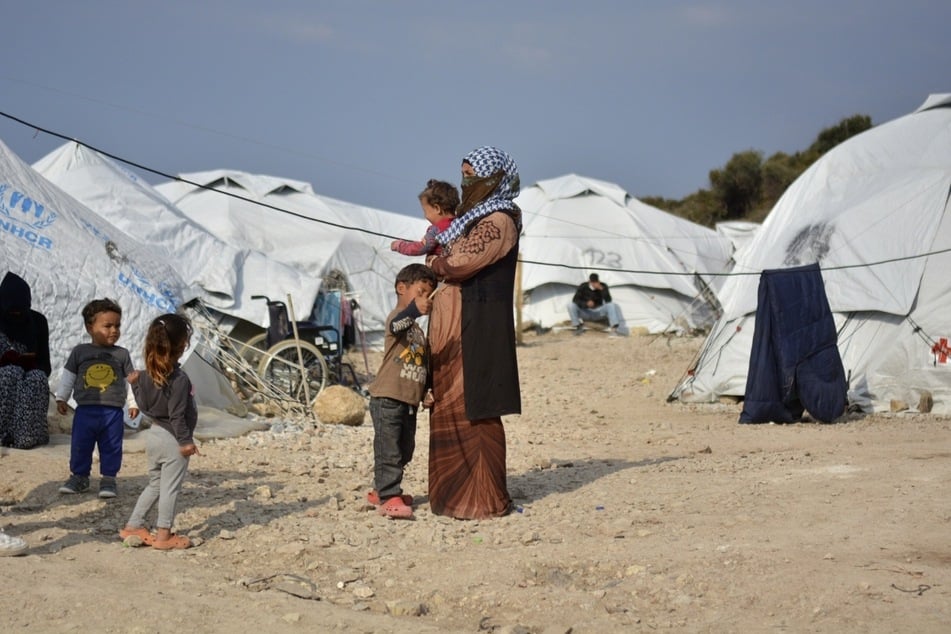 Migranten im Flüchtlingslager Kara Tepe in der Nähe von Mytilini auf Lesbos. Die Menschen sind in erbärmlichen Zuständen untergebracht.