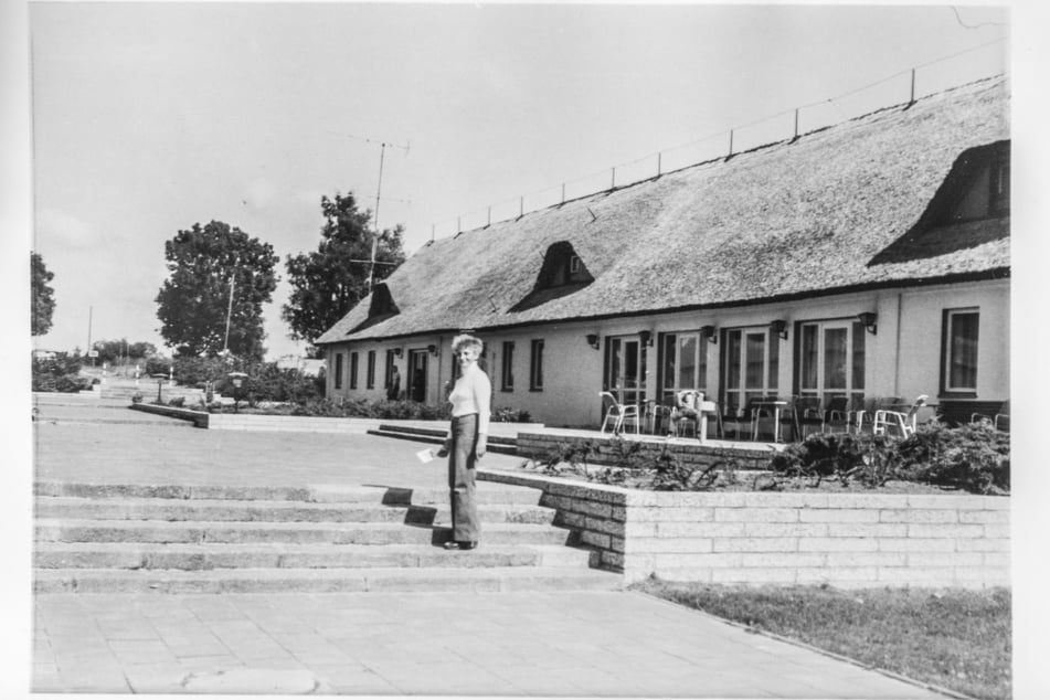So sah DDR-Urlaubsidylle aus: Barbara steht beim ersten Rügen-Urlaub der Vielhauers 1981 vor einem reetgedeckten Gebäude der Hellerauer Urlaubsanlage.