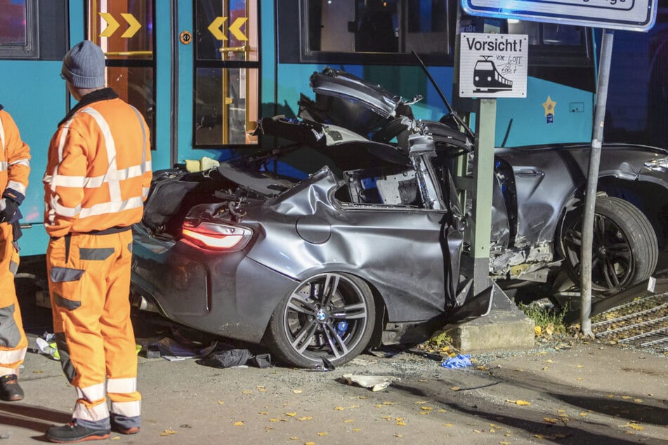 Der Fahrer des BMWs wurde zwischen der Bahn und einem Oberleitungsmast in seinem Wagen eingeklemmt.