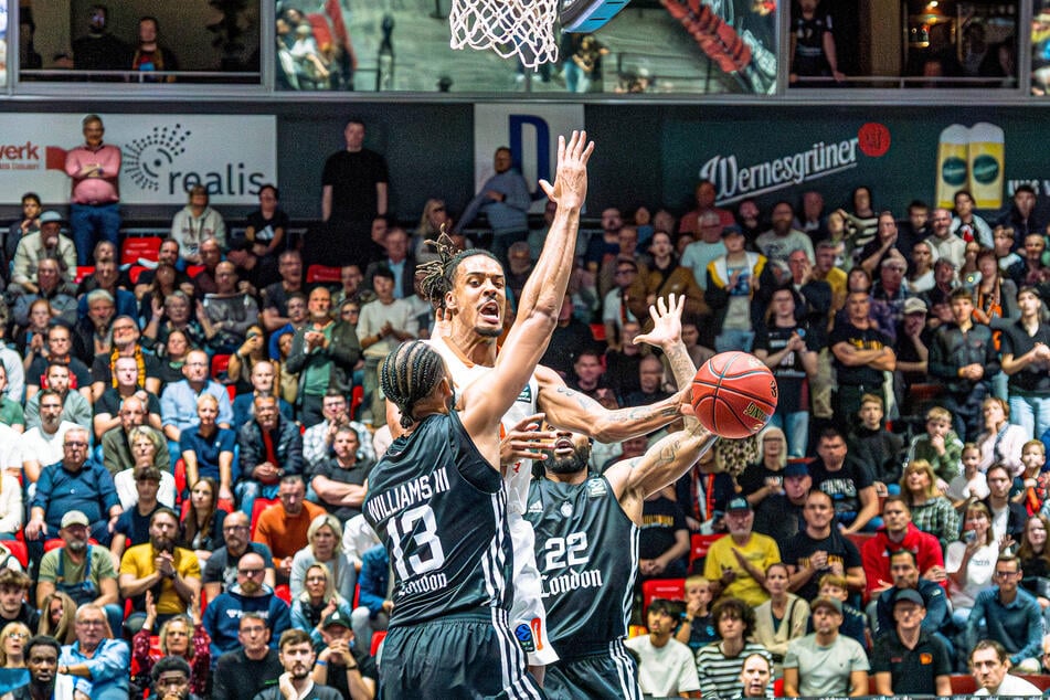 Chemnitzer gegen Ex-Chemnitzer: Kevin Yebo im Hinspiel gegen den Londoner Johnathan Williams, der 2021 für die Niners spielte.