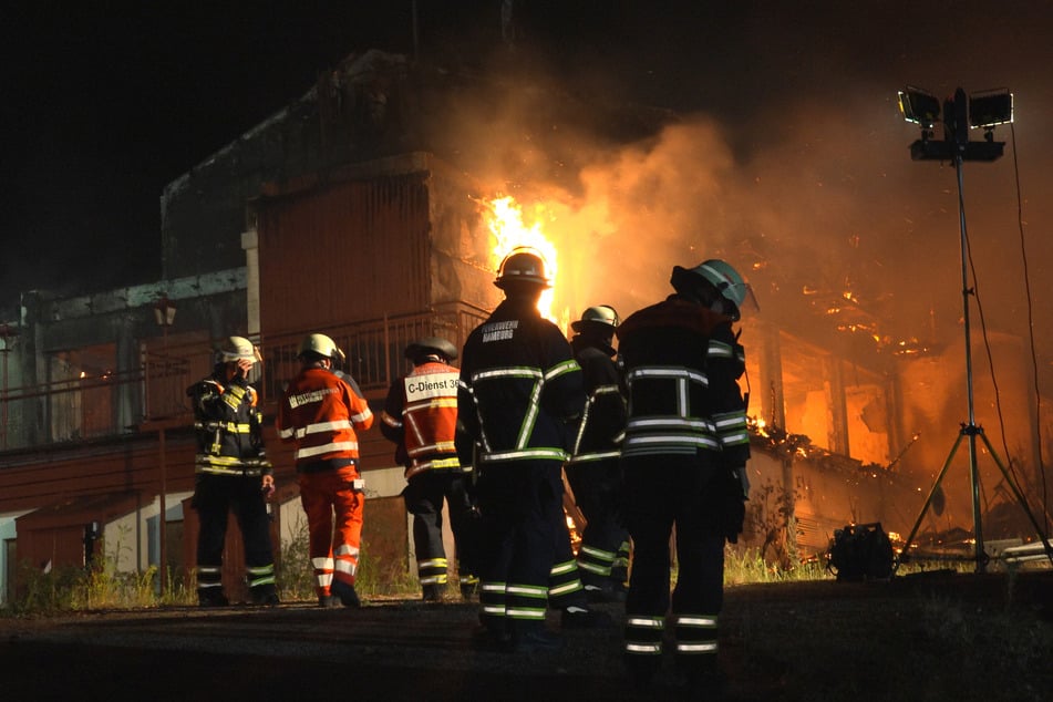 Die Feuerwehrleute kämpfen stundenlang gegen die Flammen an.