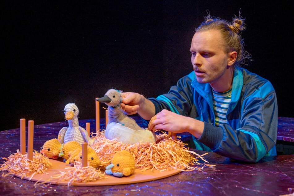 Erlebt die Geschichte von dem kleinen Entlein im Spinnbau.